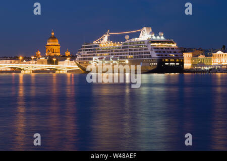 SAINT-PÉTERSBOURG, RUSSIE - 20 juin 2019 : Cinq étoiles bateau de croisière Azamara Journey dans le paysage de nuit Banque D'Images