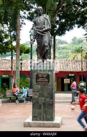 Célèbre statue de Simon Bolivar dans la Plaza Bolivar dans El Hatillo et les gens, les enfants, les femmes et les hommes de passer du temps à jouer et à se reposer. Banque D'Images