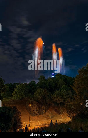 Foule artifice dans un parc la nuit. Banque D'Images