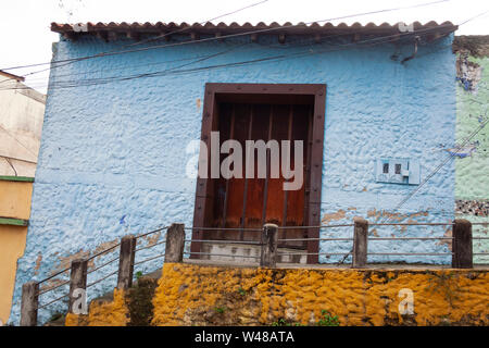 Colorés et iconique de vieilles maisons et ruelles typiques de El Hatillo, où peu de personnes peuvent être vus dans la rue. Banque D'Images