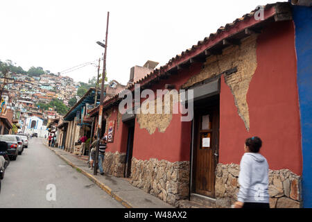 Colorés et iconique de vieilles maisons et ruelles typiques de El Hatillo, où peu de personnes peuvent être vus dans la rue. Banque D'Images