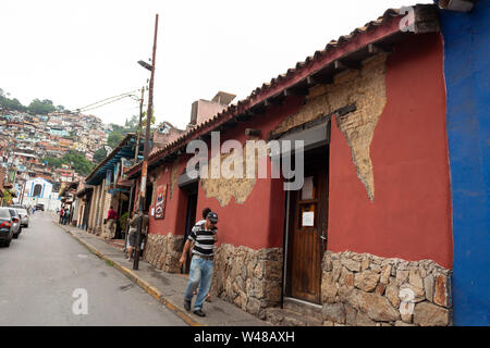 Colorés et iconique de vieilles maisons et ruelles typiques de El Hatillo, où peu de personnes peuvent être vus dans la rue. Banque D'Images