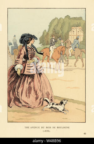 Femme en bonnet, veste et large avec crinoline chien regardant les cavaliers et calèches sur l'équitation. L'avenue du Bois de Boulogne, Paris, 1856. Lithographie coloriée par R.V. après une illustration par Courboin François Octave Uzanne's de la mode à Paris, William Heinemann, Londres, 1898. Banque D'Images