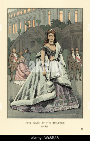 Compte tenu de la fête aux Tuileries, 1867. Femme en robe de bal à crinoline et cape de fourrure, les hommes en tenue de soirée avec une écharpe. La soirée de gala du 10 juin 1867 a eu lieu pour assister à l'Exposition Internationale d'États souverains. Lithographie coloriée par R.V. après une illustration par Courboin François Octave Uzanne's de la mode à Paris, William Heinemann, Londres, 1898. Banque D'Images