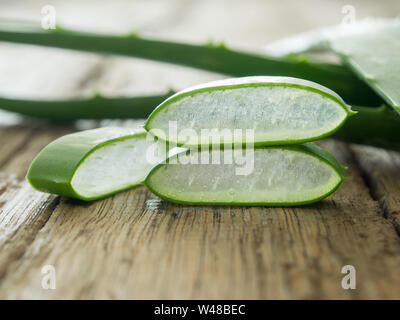 L'aloe vera placer les morceaux sur une table de bois. soft focus Banque D'Images