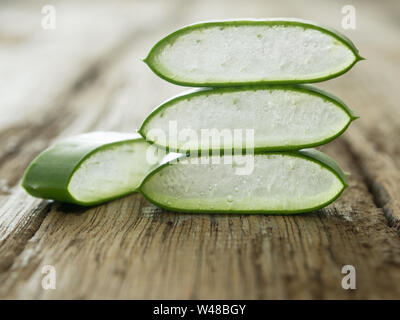 L'aloe vera placer les morceaux sur une table de bois. soft focus Banque D'Images