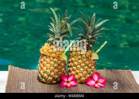 Cocktail pina colada à l'ananas frais deux fruits proche piscine, Close up. Island Bali, Indonésie Banque D'Images