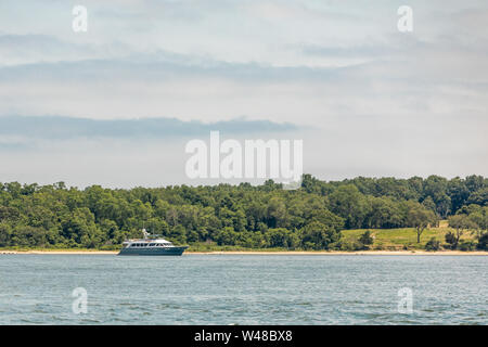 Grand yacht au mouillage dans Smith's Cove sur l'île Shelter, NY Banque D'Images