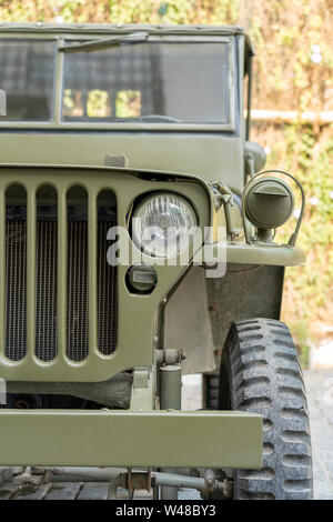 Phare de voiture en verre et grille, ventilateur de refroidissement. Fragment d'un vieux véhicule jeep de l'armée, Close up. L'Inde Banque D'Images