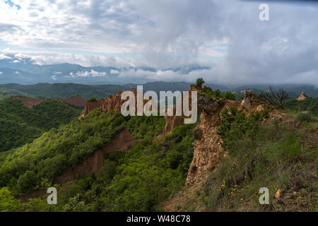 Pyramides de Rozhen -un unique en forme de pyramide falaises montagnes en Bulgarie, près de la ville de Melnik. Banque D'Images