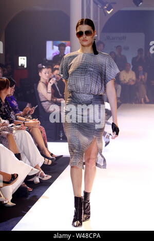 Kuala Lumpur, Malaisie. Apr 11, 2019. Justin Yap un designer ayant sa collection de Mercedes-Benz Fashion Week Paris 2019. Credit : Soh Chee Wei/Pacific Press/Alamy Live News Banque D'Images