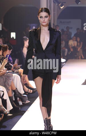 Kuala Lumpur, Malaisie. Apr 11, 2019. Justin Yap un designer ayant sa collection de Mercedes-Benz Fashion Week Paris 2019. Credit : Soh Chee Wei/Pacific Press/Alamy Live News Banque D'Images