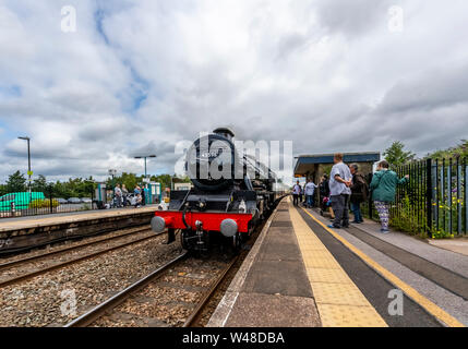 45596 train à vapeur aux Bahamas en passant par la station de Lydney sur British Rail mainline sud ouest à pleine vitesse. Banque D'Images