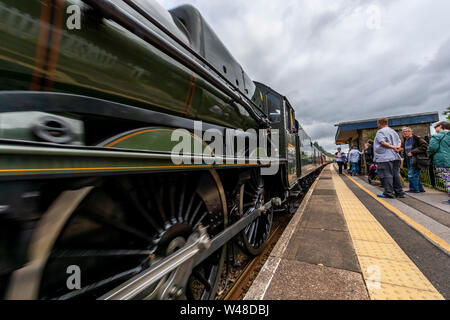 45596 train à vapeur aux Bahamas en passant par la station de Lydney sur British Rail mainline sud ouest à pleine vitesse. Banque D'Images