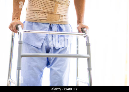 Libre des personnes âgées en utilisant des profils Walker à l'hôpital Banque D'Images