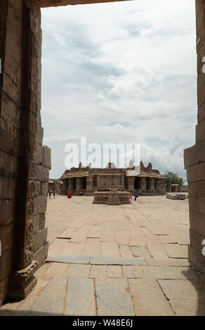 Vue intérieure grâce à l'entrée de Vittala Temple à Hampi, Karnataka, Inde Banque D'Images