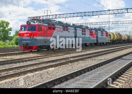 Vologda, LA RUSSIE - Juillet 01, 2019 : en coupe trois locomotives électriques de fret de couplage VL-80S avec un train de marchandises sur une journée d'été. Chemin de fer du Nord Banque D'Images