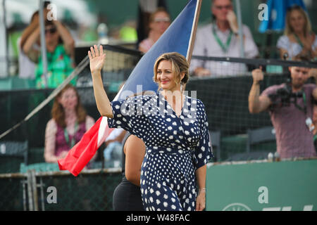 Le Rhode Island, USA. 20 juillet, 2019. La joueuse de tennis française Mary Pierce entre dans la scène lors de la cérémonie de l'International Tennis Hall of Fame de Newport de Rhode Island, aux États-Unis, le 20 juillet 2019. Credit : Wang Ying/Xinhua/Alamy Live News Banque D'Images