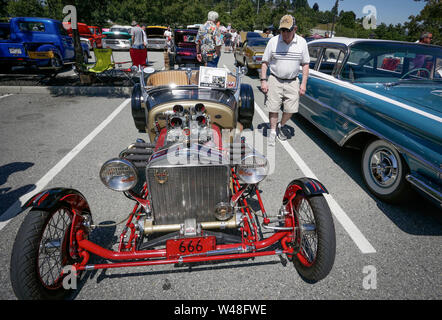 Coquitlam, Canada. 20 juillet, 2019. Un visiteur regarde une Ford Modèle T 1927 Hot Rod affiché durant le 5e Salon de l'automobile ultime à Coquitlam, Canada, le 20 juillet 2019. Plus de 300 véhicules ont été affichées à l'exposition. Credit : Liang Sen/Xinhua/Alamy Live News Banque D'Images