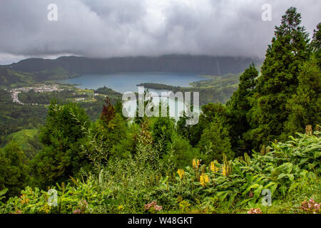 Vue sur 'Lagoa das Sete Cidades' de Vista do Rei avis sur un jour nuageux, l'île de São Miguel, Açores, Portugal Banque D'Images