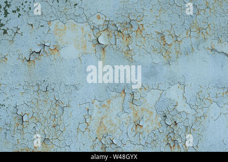 Retro, craquelé bleu clair peinture sur une porte rouillée. Résumé fond, la texture. Les taches. Motif de l'écaillage de la peinture naturelle sur une surface métallique. Banque D'Images