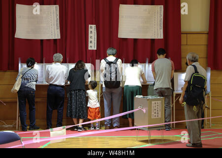 Tokyo, Japon. 21 juillet, 2019. Les électeurs de remplir leur bulletin de vote à un bureau de scrutin à Tokyo, Japon, Juillet 21, 2019. Les électeurs à travers le Japon ont commencé à exprimer leur voix dimanche à l'élection de la chambre haute, qui devrait être un baromètre de l'opinion publique sur le premier ministre Shinzo Abe's six ans et demi au pouvoir. Crédit : Du Xiaoyi/Xinhua/Alamy Live News Banque D'Images