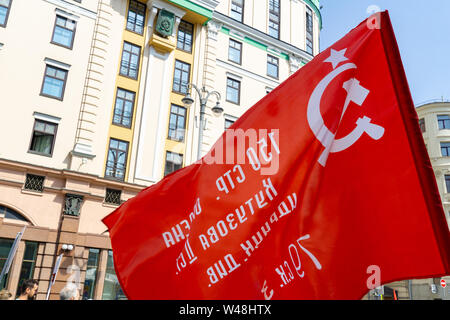 Moscou, Russie - le 9 mai 2019 : le drapeau de l'Union soviétique URSS onduler dans le vent. Banque D'Images