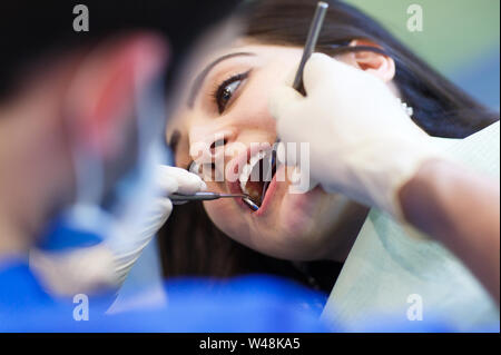 Le patient chez le dentiste. Clinique dentaire. Banque D'Images