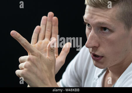 Gwangju, Corée du Sud. 21 juillet, 2019. Championnat du monde de natation : Florian Wellbrock de Allemagne parle lors d'une conférence de presse. Crédit : Bernd Thissen/dpa/Alamy Live News Banque D'Images