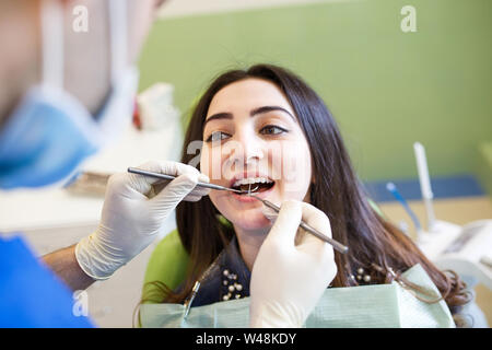 Le patient chez le dentiste. Clinique dentaire. Banque D'Images