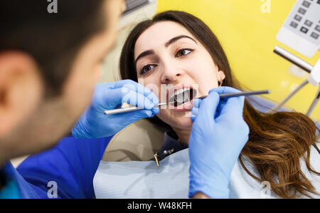 Le patient chez le dentiste. Clinique dentaire. Banque D'Images