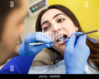 Le patient chez le dentiste. Clinique dentaire. Banque D'Images