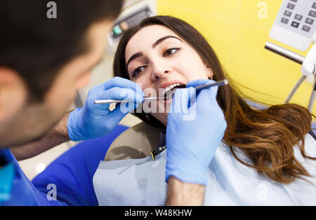 Le patient chez le dentiste. Clinique dentaire. Banque D'Images