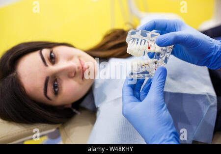 Le patient chez le dentiste. Clinique dentaire. Banque D'Images