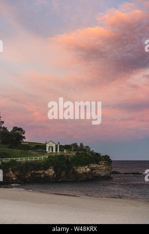 Coogee, Nouvelle Galles du Sud - Juillet 14th, 2019 : le coucher du soleil illumine le ciel au-dessus des bains Giles à Coogee Beach, Sydney NSW. Banque D'Images