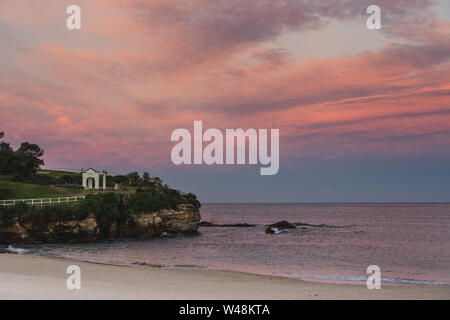 Coogee, Nouvelle Galles du Sud - Juillet 14th, 2019 : le coucher du soleil illumine le ciel au-dessus des bains Giles à Coogee Beach, Sydney NSW. Banque D'Images