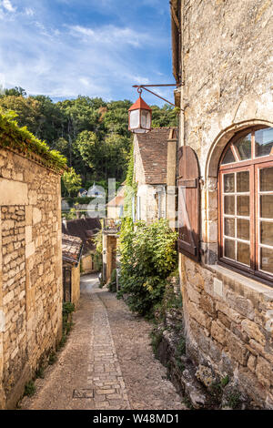 Jolie rue dans le village médiéval de Beynac-et-Cazenac dans la région du Périgord historique de la France Banque D'Images