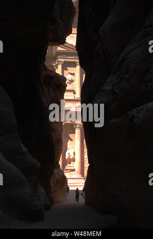 Le Siq menant à la cité perdue de Petra en Jordanie Banque D'Images