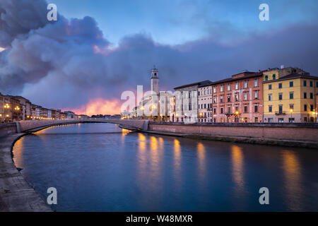 L'Arno et le Ponte di Mezzo bridge à Pise, Italie Banque D'Images