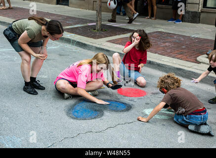 Chicago, USA. 20 juillet, 2019. Les enfants dessins au pastel au cours de la craie Howard Street Festival à Chicago, aux États-Unis, le 20 juillet 2019. La craie Howard Street Festival attire la 3D de renommée internationale, les artistes de rue, des artistes de la craie 2D ainsi que des artistes émergents. Crédit : Joel Lerner/Xinhua/Alamy Live News Banque D'Images