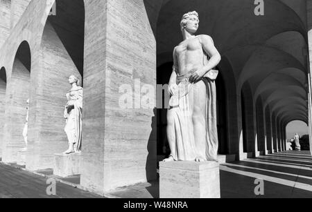 Le Palazzo della Civiltà del Lavoro, conçu en 1937 par Marcello Piacentini, pour l'Esposizione Universale Roma ou EUR, Rome, Italie. Banque D'Images