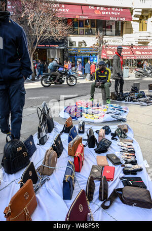 Vente de produits counerfeit les immigrants sur les rues de Madrid, près de la Puerta del Sol, le centre de Madrid, Espagne. Banque D'Images