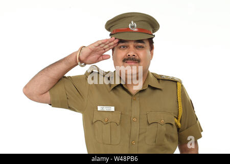 Portrait d'un policier indien saluting Banque D'Images