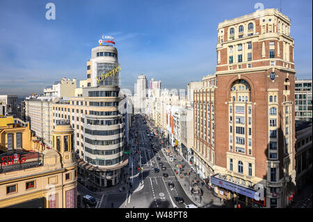 Recherche le long de la Gran Via à la Torre de Madrid sur la Plaza De Espania, avec le bâtiment de charogne (gauche) sur la Plaza de Callao. Madrid, Spa Banque D'Images