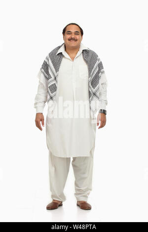Musulman standing and smiling Banque D'Images