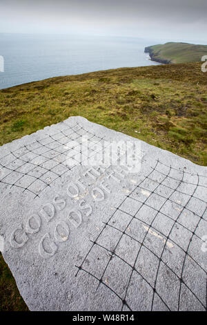 Les dieux de la terre, des dieux de la mer sculpture par Ian Hamilton Finlay sur Rousay, Orkney, Scotland, UK. Banque D'Images