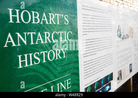 L'histoire de l'Antarctique de l'Australie, l'affichage à l'extérieur musée cabanes maçons réplique à Hobart en Tasmanie, Australie;s décrivant l'histoire de l'antarctique Banque D'Images