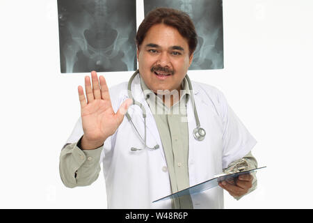 Portrait d'un homme médecin indien écrit - aucune prescription requise Banque D'Images
