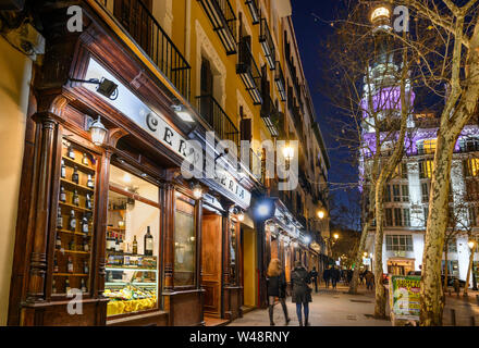 Une cerveceria et bar à tapas dans la Plaza de Santa Ana à l'Hôtel Reina Victoria en arrière-plan, le centre de Madrid, Espagne Banque D'Images