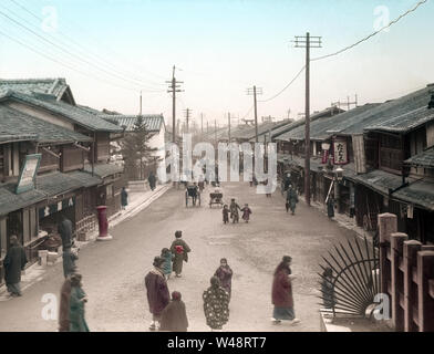 [ 1890 Japon - Vue sur la rue de Gion, Kyoto ] - le quartier de Gion à Kyoto, vu de l'étapes de Yasaka. La rue est bordée d'une multitude de maisons de thé où les clients peuvent profiter de la nourriture, de la danse et de la musique. Poteaux électriques ligne déjà la rue. Société d'électricité de Kyoto, Kyoto Dento Programmation, a démarré en juillet 1889 (22), afin de Meiji cette photo a été prise après cette date. 19e siècle vintage lame de verre. Banque D'Images